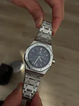 Reloj Poedagar modelo 924 con estructura de acero inoxidable plateado y esfera texturizada en tono azul.