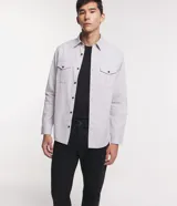 Camisa de manga larga Marfinno en tejido de sarga color gris, con cuello camisero, cierre frontal de botones y dos bolsillos frontales con solapa y botón.