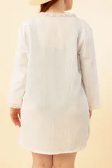 Kimono de playa blanco de tela ligera, fresca y fluida con escote en V y detalles de puntilla de algodón combinada.