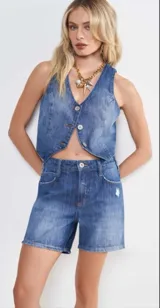 Bermuda de jean azul con lavado medio, tiro alto, corte recto y ruedo desflecado.