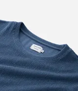 Remera de media malla verde militar con cuello redondo y mangas cortas, de corte clásico.