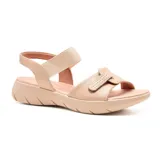 Sandalias bajas de cuero color beige, con ajuste mediante correa elástica en el tobillo y tira ancha con velcro en el empeine.