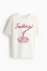 Remera de punto de algodón color blanco, con cuello redondo, mangas cortas y estampa frontal alusiva a la pasta con la inscripción Trattoria Roma Italia.