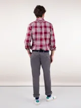 Camisa de hombre de manga larga, corte regular fit, cuello button down y cierre con botones. Diseño a cuadros tartán en tonos rojo y blanco.