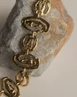 Gargantilla de diseño artesanal compuesta por eslabones de formas orgánicas y texturizadas, con cadena de ajuste posterior.