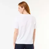 Remera blanca de manga corta con cuello redondo, confeccionada en algodón, con estampado gráfico de Stitch y texto en tono azul.