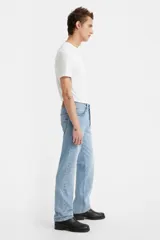 Jeans Levi's modelo 501 Original Button Fly, corte regular de tiro medio con cierre de botones, en color celeste claro con efecto desteñido.