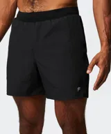 Short deportivo Fabletics The Fundamental color negro, con cintura elástica y logo reflectante en el lateral.