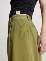 Pantalón largo color verde oliva, de corte recto y tiro alto, con pinzas en la cintura, bolsillos laterales y traseros.