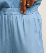 Pantalón de corte recto y tiro medio con cintura elástica, confeccionado en denim ligero color celeste de la marca Marfinno.
