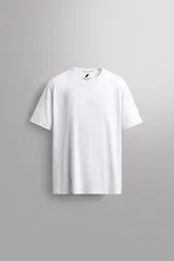Camiseta de entrenamiento de corte regular fit, confeccionada en tejido técnico ligero y elástico con estructura. Presenta cuello redondo, manga corta con detalle de parche y costuras planas para mayor comodidad. Incluye detalle de logo estampado en el pecho.