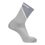 Medias deportivas Salomon modelo Pulse Crew, de caña media, color gris con detalles en blanco y el logo de la marca en la parte superior y el empeine.