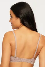 Conjunto de lencería color piel, con corpiño con aro de encaje floral y micro tul, con breteles regulables, y bombacha tipo culotte de encaje floral.