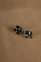 Aros tipo studs con piedras naturales en bruto engarzadas en metal plateado.