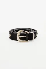 Cinturón de cuero vacuno negro con textura granulada, decorado con apliques metálicos en forma de corazón y hebilla metálica plateada.