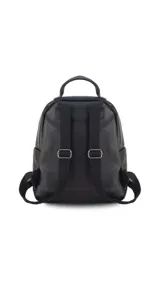 Mochila urbana color beige de símil cuero, con dos bolsillos frontales, bolsillo principal de gran capacidad con dos bolsillos internos con cierre y uno abierto, bolsillos laterales abiertos, asa de mano y correas regulables en galón.