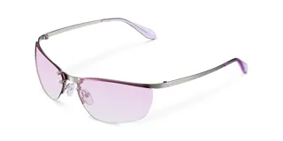 Lentes de sol con diseño envolvente y montura de acero inoxidable color plata. Presentan lentes de nylon color púrpura con forma cuadrada de bordes suavizados y detalles de remaches metálicos en la unión con el puente.