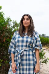 Túnica de corte amplio con estampado de cuadros azules y blancos, cuello redondo y mangas 3/4. Incluye cinturón de la misma tela.