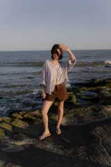 Sandalias bajas color beige con tiras de cuero entretejidas.