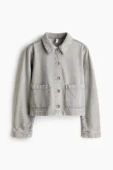 Campera corta en denim de algodón con cuello, cierre frontal de botones y bolsillos de parche delanteros.