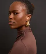 Vestido midi marrón de poliamida con cuello alto, mangas largas y detalle fruncido en los laterales.