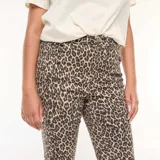 Pantalón skinny de tiro alto con estampado animal print.