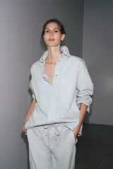 Sobrecamisa de algodón color celeste, con cuello solapa, manga larga con puño, bolsillos de plastrón en el pecho y bajo recto. Cierre frontal con botones ocultos por solapa.