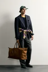Blazer cruzada Zara para hombre, corte relaxed fit, de color azul marino con botones dorados metálicos. Presenta cuello con solapas de pico, bolsillos con solapa en la cadera y bolsillo de vivo en el pecho.
