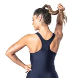 Malla de natación entera color negro, con escote redondo y espalda deportiva tipo nadador. Presenta costuras reforzadas en el busto y un pequeño logo blanco en el pecho.