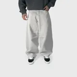 Jean ultra baggy color hueso, de corte holgado y diseño de tiro medio con bolsillos laterales y traseros.