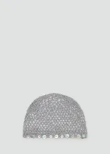 Gorro gris de punto calado, confeccionado en poliéster, con detalle de pequeños botones de nácar decorativos en el borde inferior.