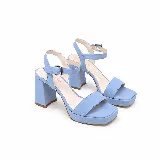 Sandalia de cuero color celeste, con taco alto ancho, plataforma delantera, tira frontal y pulsera ajustable con hebilla al tobillo.