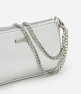 Cartera baguette pequeña de PU metalizado plateado, con correa de hombro de cadena.