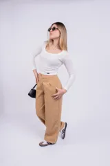 Remera de manga larga con estampado animal print de leopardo, corte crop y escote redondo.