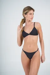 Conjunto de bikini negro con corpiño triangular con tiras largas para atar en la cintura y bombacha colaless con tiras para atar en los costados.