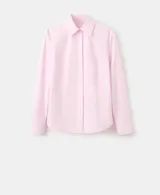 Camisa entallada de popelín de algodón color rosado, con cuello camisero, manga larga y cierre frontal oculto con botones bajo tapeta.