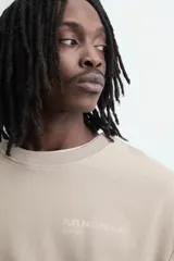 Sudadera de corte boxy fit confeccionada en tejido de mezcla de algodón, con cuello redondo y mangas largas. Presenta un diseño minimalista con texto estampado a contraste en el pecho y efecto lavado.