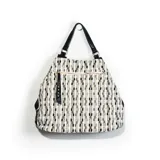 Mochila negra con estampado abstracto en tonos blanco, gris y negro. Asas cortas de cuero sintético negro y cierre superior con cremallera dorada.