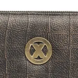 Billetera Extra Large modelo Dell, color negro con marrón, confeccionada en cuero vacuno con textura símil cocodrilo. Cuenta con cierre perimetral y aplique metálico frontal con el logo de la marca.