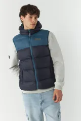 Chaleco puffer color borgoña y negro, con capucha y cuello alto.