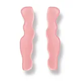 Par de aros colgantes de acrílico celeste con forma ondulada.