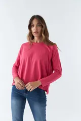 Remera celeste de algodón, de manga larga y cuello redondo.