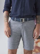 Bermuda gris melange de corte recto y clásico, confeccionada en tejido liviano, con presillas para cinturón y bolsillos laterales.