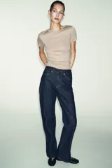 Camiseta de cuello redondo y manga corta, con corte regular fit.