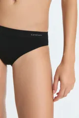 Bombacha tipo vedetina de corte clásico, confeccionada en microfibra lisa con terminaciones sin costuras.