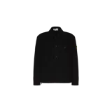 Overshirt de la marca Stone Island en color negro, confeccionada en tejido de lana. Presenta cuello camisero, cierre frontal con botones, un bolsillo en el pecho y el parche distintivo de la marca en la manga izquierda.