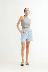 Musculosa negra corta, con cuello alto y corte ajustado.