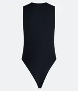 Body color marrón, sin mangas, con cuello halter y cierre en la entrepierna.