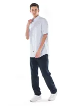 Camisa Tommy Hilfiger de manga corta, color celeste con finas rayas verticales blancas, cuello abotonado, corte regular y logo bordado en el pecho.