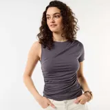 Remera gris de manga corta y cuello redondo, con diseño ajustado al cuerpo y fruncidos en el lateral izquierdo.